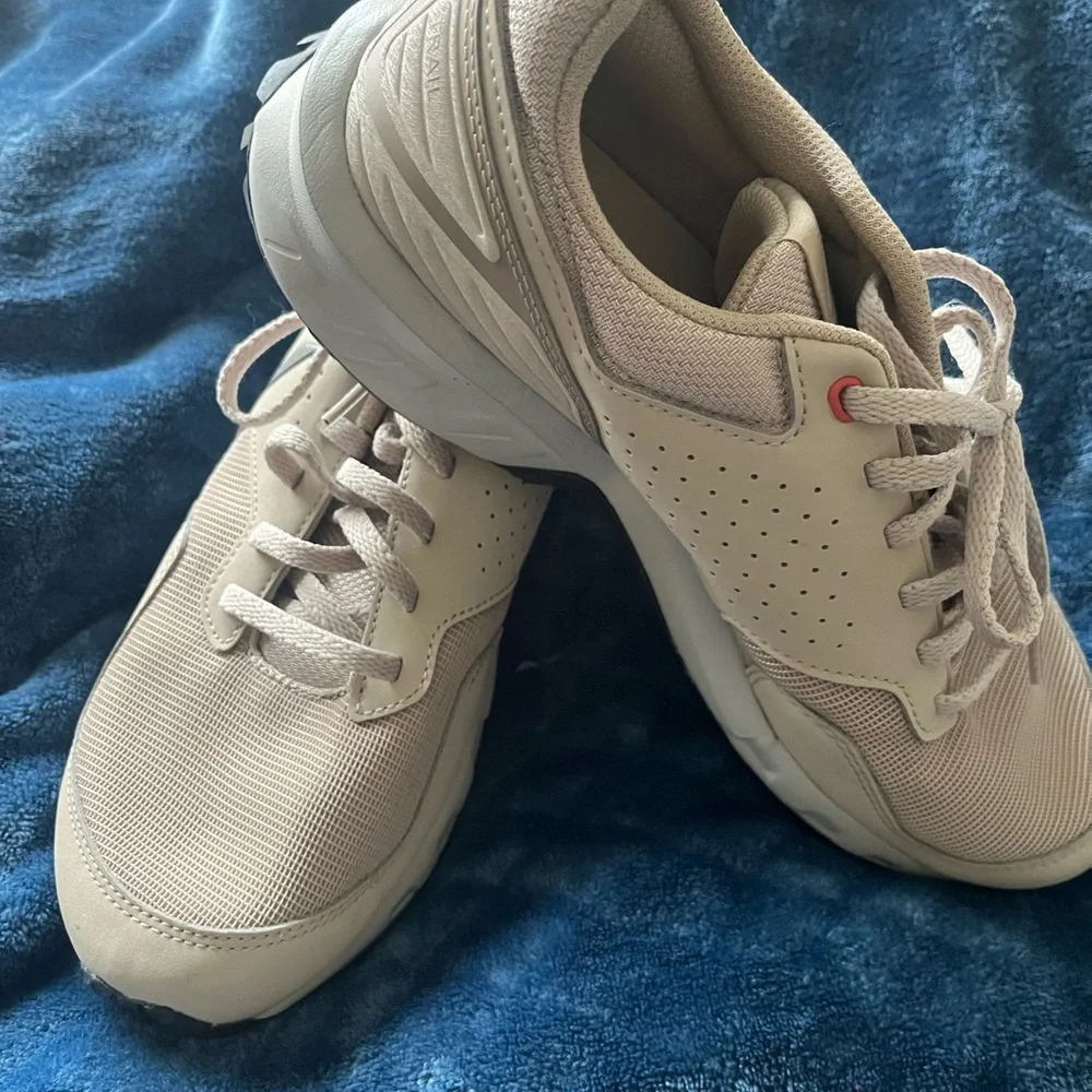 New w/o tags tennis shoes…. Never worn before - Picture 2 of 5